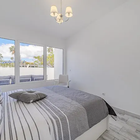 شقة 3 Bedrooms In Island Village Pool View *