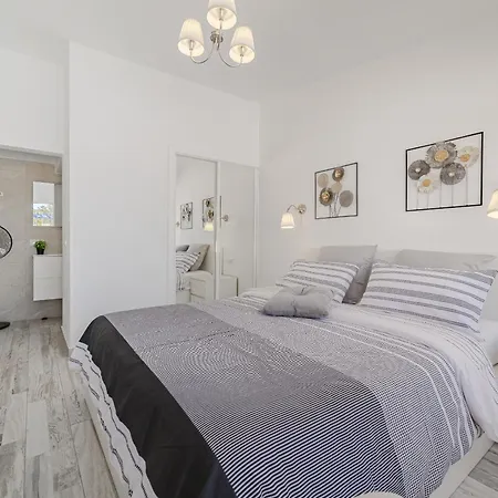 Apartment 3 Bedrooms In Island Village Pool View *