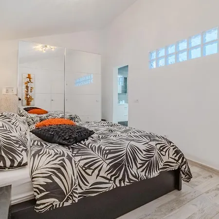 شقة 3 Bedrooms In Island Village Pool View *